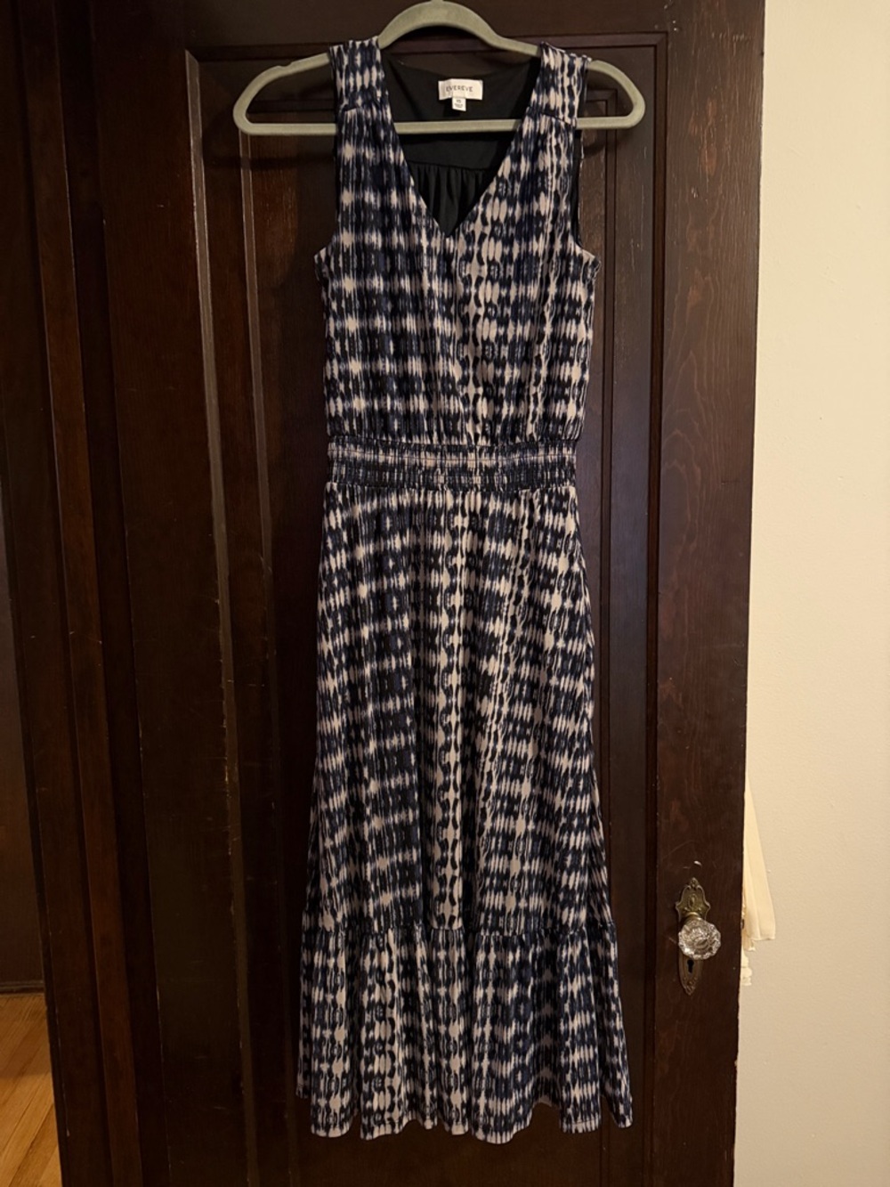 NWOT EVEREVE Navy and White Sleeveless V-Neck Maxi Dress with pockets!